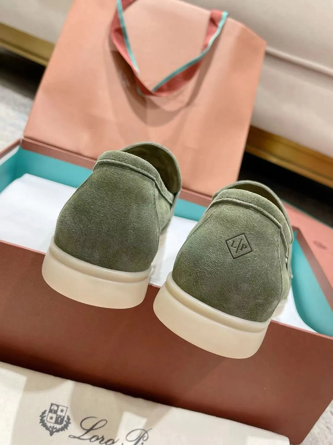 Factory price: 520💰4050 new color. Original purchase, 1⃣️: 1⃣️ folded and developed, Loro Piana professional model to try on feet, quality purchase level, flash sale of common products on the market, welcome to compare, original packaging. Fabric: Imported from Italy🐑High mercerized shearling, Lining: Hand-sewn mark thread in water-dyed cowhide imported from Italy🧵, high-end and elegant. Comfortable on the feet. Size: Women's 35-42 (41, 42) customized, non-returnable, men's 38-45 (46, 47, 48) customized, non-refundable. Fashionable boutiques that you can’t miss, a must-have item
